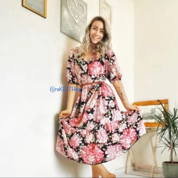 ❌SOLD❌Vibrant Floral V-neck Puff-sleeved Dress S - Picture 4 of 7